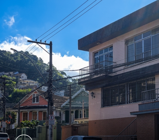 Casa salmão próxima à entrada da vila