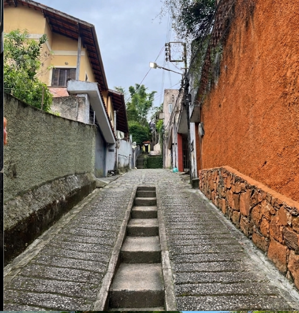 Rampa e escadas de acesso, com corrimão