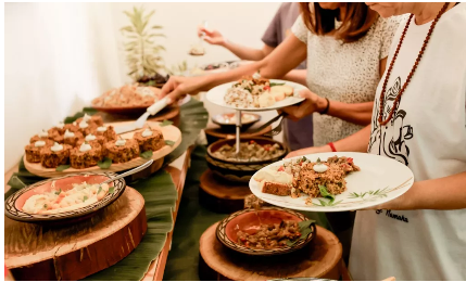 Buffet vegetal servido sobre folhas e madeira